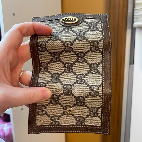 Gucci Monogram Four Key Holder With 16 Inch Unbranded Gold Chain - Picture 6 of 16